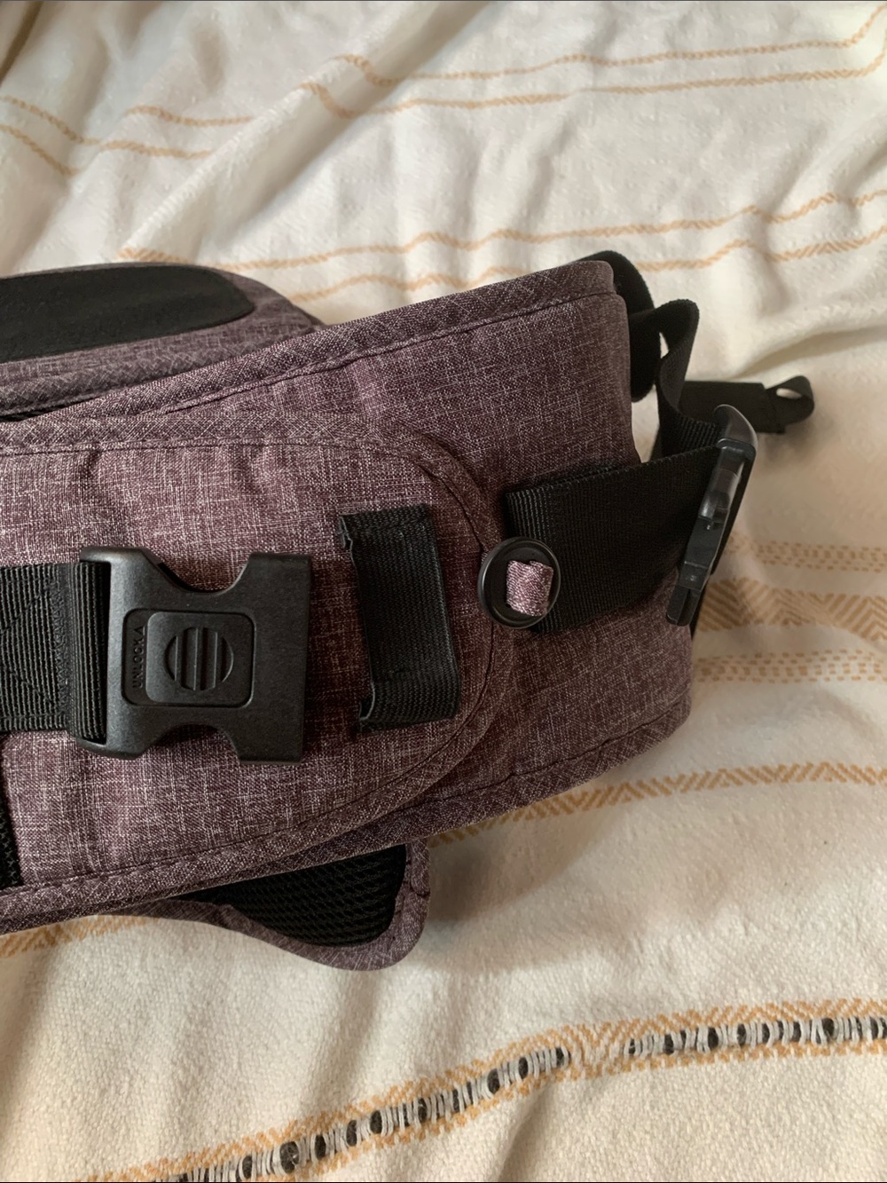 Tushbaby Travel Lite Hip Seat Carrier in Charcoal - Picture 9 of 10